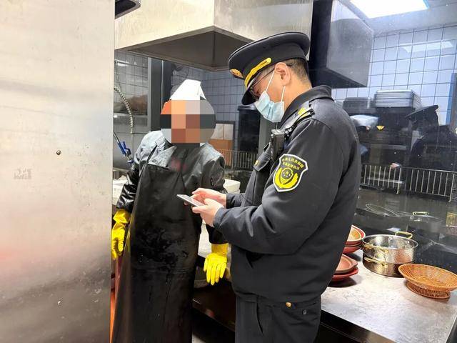 皇冠电话
_闵行夜查皇冠电话
!上海禁令下仍有商家自制售卖生腌