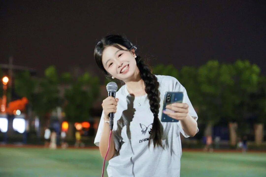 皇冠d盘
_罗雨欣(武汉女大学生)皇冠d盘
,剪掉37厘米长发!原因公开