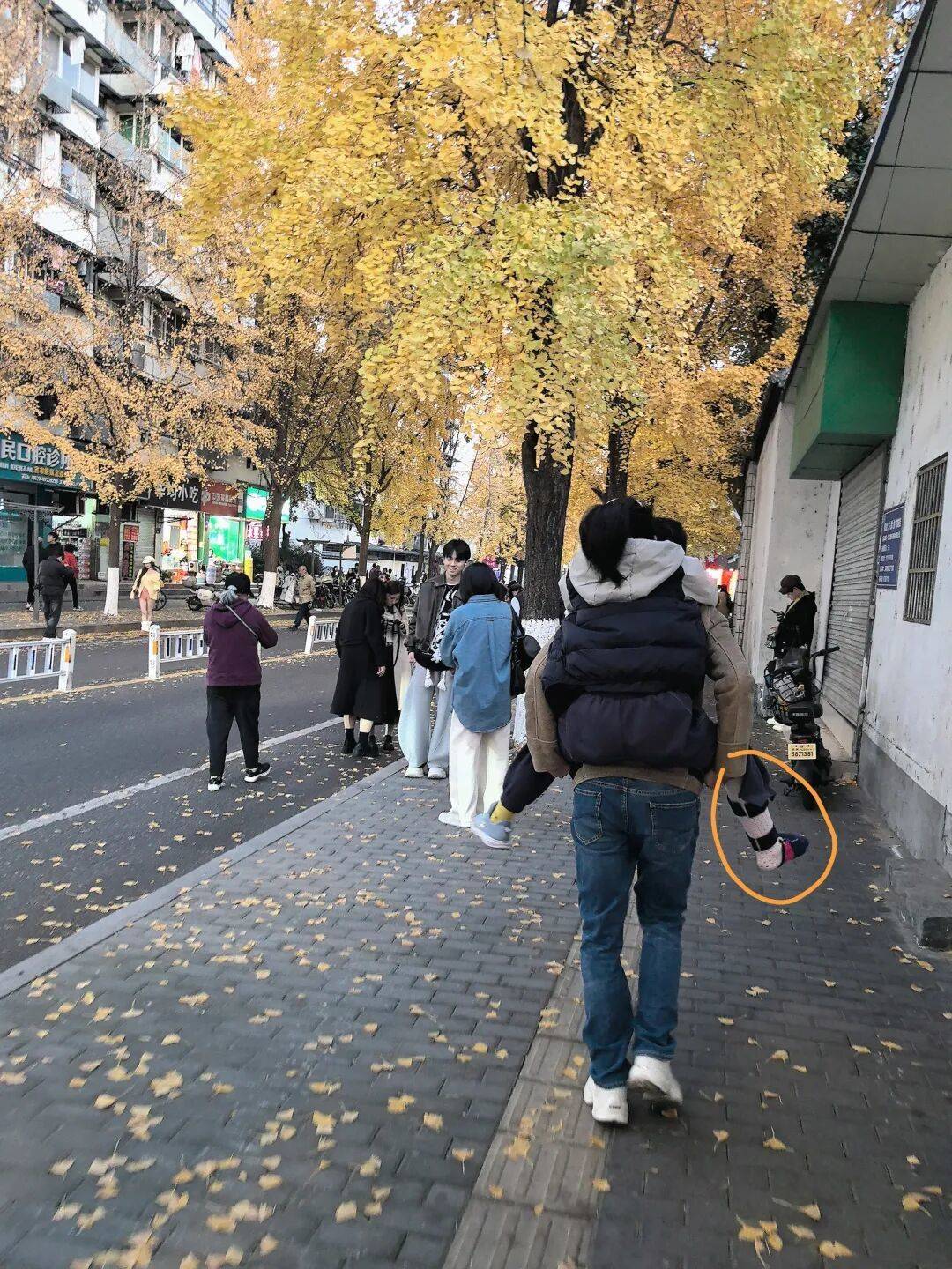 皇冠信用网注册
_杭州小学女生躲在厕所偷偷哭皇冠信用网注册
,医生建议休学!没想到2个月来,她一节课没落下!“原来除了爸爸妈妈,还有那么多人爱我”