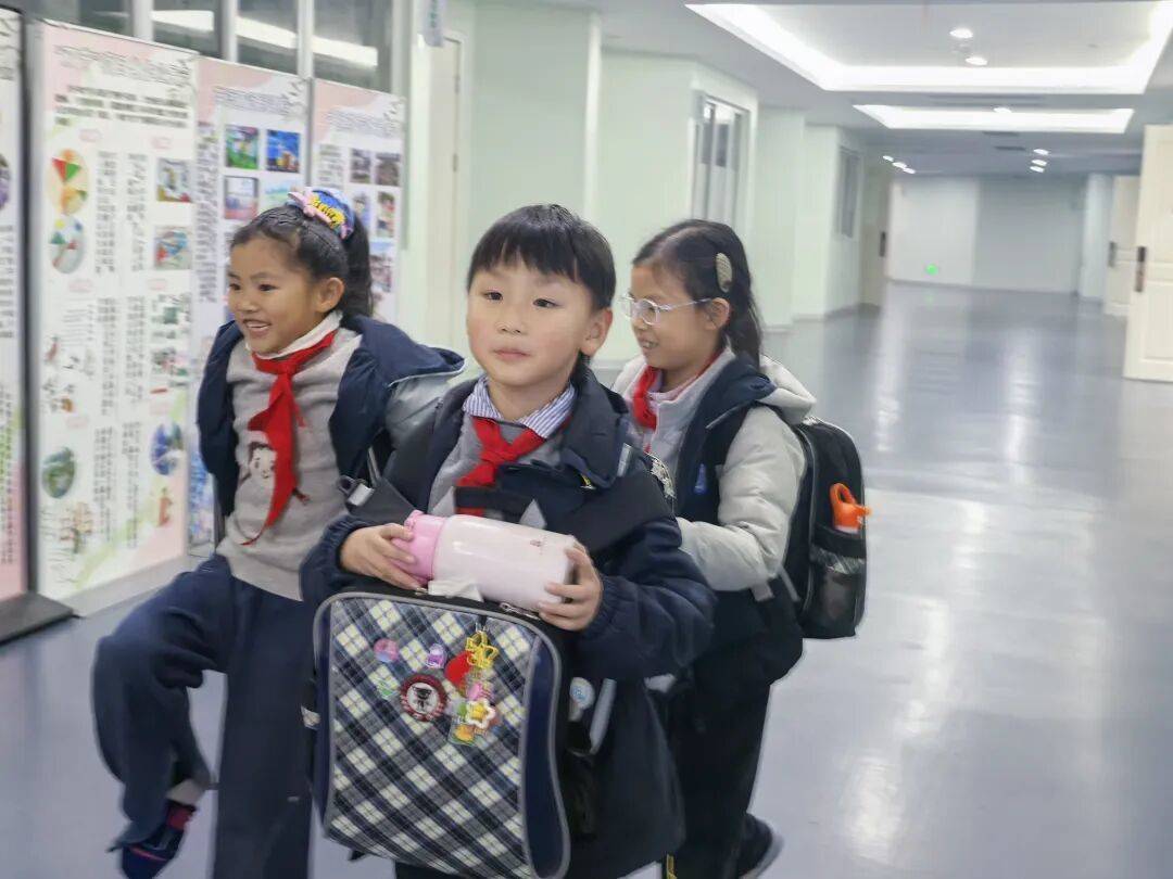 皇冠信用网注册
_杭州小学女生躲在厕所偷偷哭皇冠信用网注册
,医生建议休学!没想到2个月来,她一节课没落下!“原来除了爸爸妈妈,还有那么多人爱我”