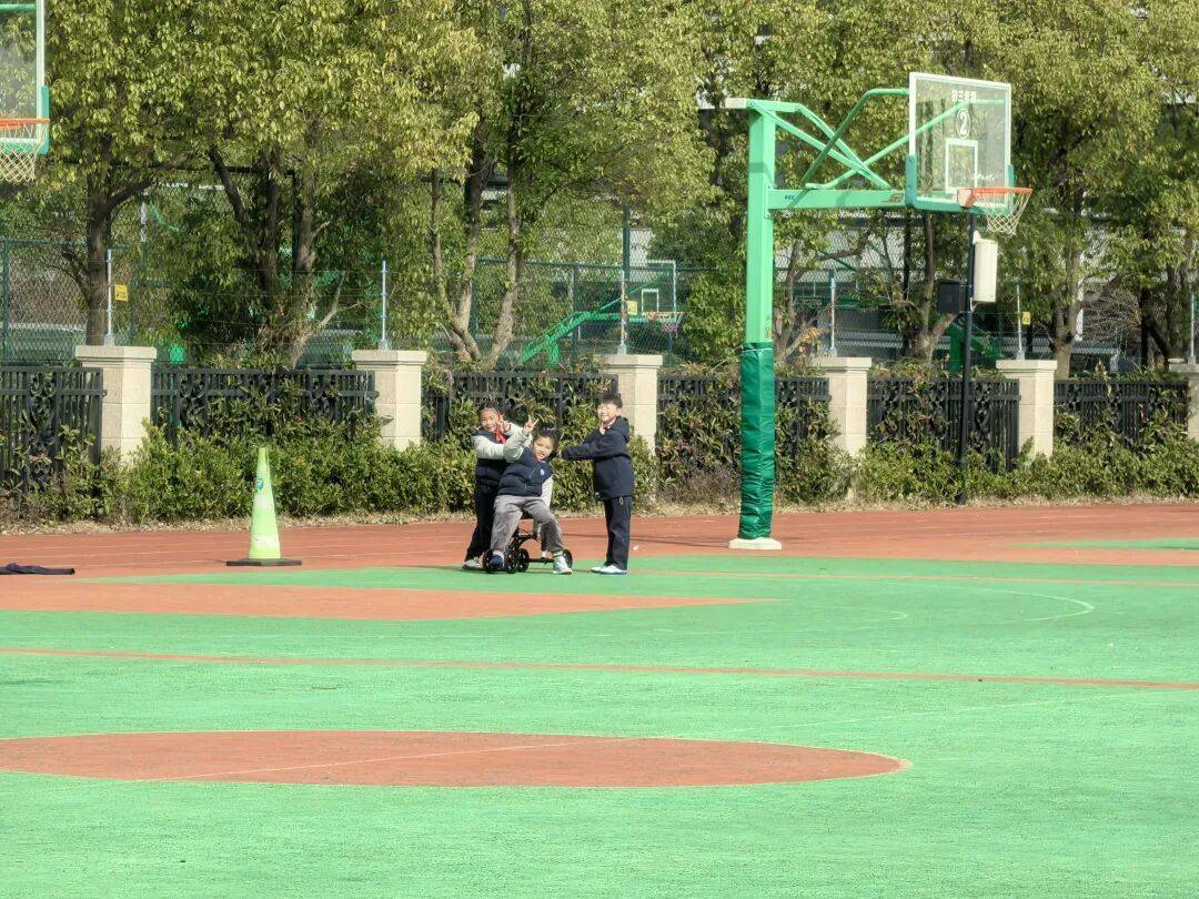 皇冠信用网注册
_杭州小学女生躲在厕所偷偷哭皇冠信用网注册
,医生建议休学!没想到2个月来,她一节课没落下!“原来除了爸爸妈妈,还有那么多人爱我”