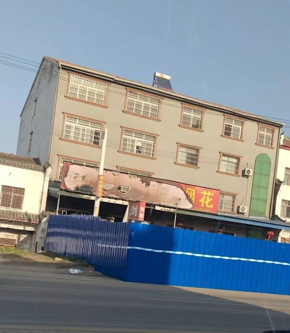 皇冠信用网开户
_湖北烟花爆竹爆燃事故点附近烟花店铺均已歇业皇冠信用网开户
,目击村民:火苗从一楼冲出一人多高,隔壁也被浓烟充斥