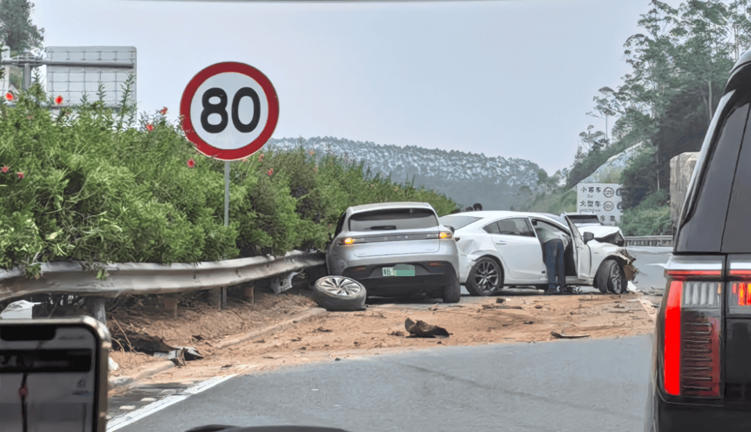 皇冠足球管理平台出租_梅州一高速路段发生交通事故皇冠足球管理平台出租，有车辆轮胎脱落