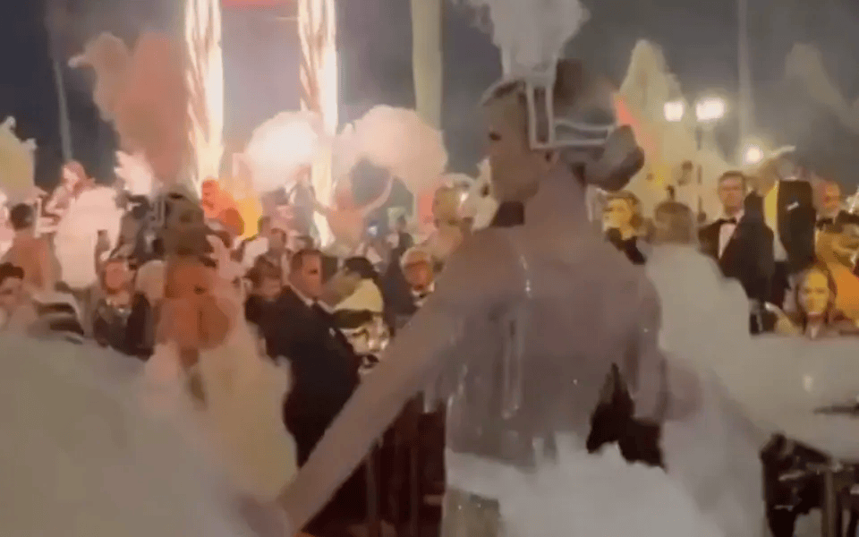 皇冠信用网注册
_“了不起的特朗普”花天酒地皇冠信用网注册
,4200万美国人却正挨饿